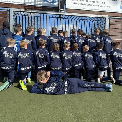 Ungdomsfodboldhold med Brillant Service på ryggen af trøjerne